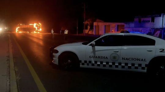 Incendian vehículos y bloquean carreteras de Zacatecas tras detención de seis delincuentes