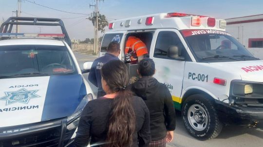 Traslada ambulancia de Protección Civil Huamantla a masculino que sufrió accidente con trilladora