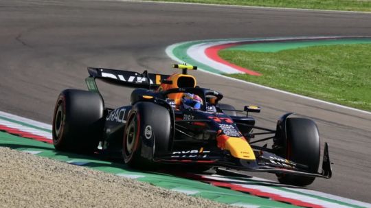 Checo Pérez sufre en el GP de Emilia Romaña y termina octavo en un nuevo triunfo de Verstappen