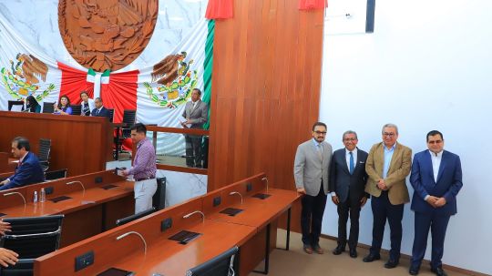 Inscriben en letras doradas el nombre de la UATx en el muro de honor del congreso local