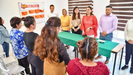 Apertura Luz María Calva Pimentel curso dedicado a la aplicación y decorado de uñas