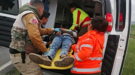 Elementos de protección civil de Huamantla auxilian a joven lesionado en camino a Juárez