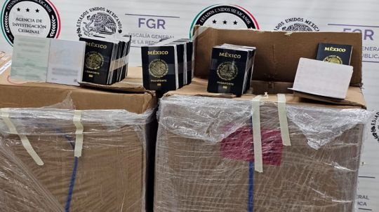 Más de mil pasaportes robados tenían sujetos capturados en Calpulalpan