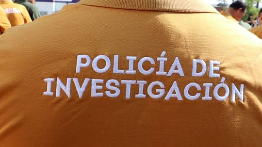 A través de una orden de cateo policía de investigación aseguró una camioneta y armas largas 