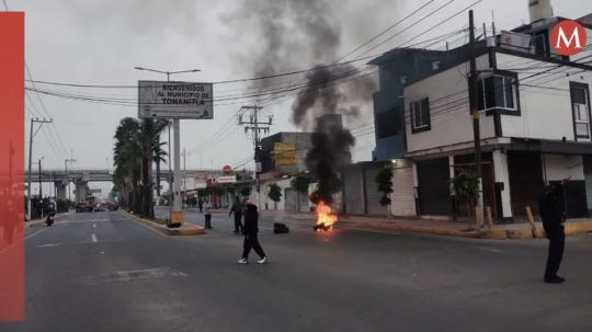 Bloquean accesos al AIFA; vecinos de Tonanitla exigen pago por sus terrenos