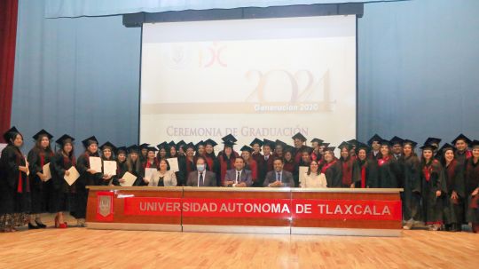 Graduó UATx a profesionistas en el área del desarrollo humano