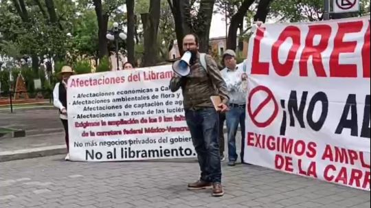 A las puertas de Palacio le dicen a Lorena que mintió sobre libramiento de Calpulalpan