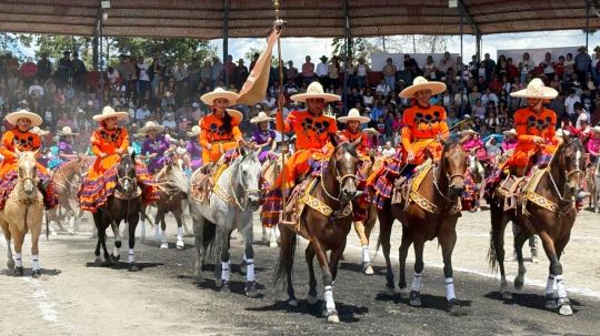 Emoción y tradición en la feria de escaramuzas en el lienzo charro de Huamantla