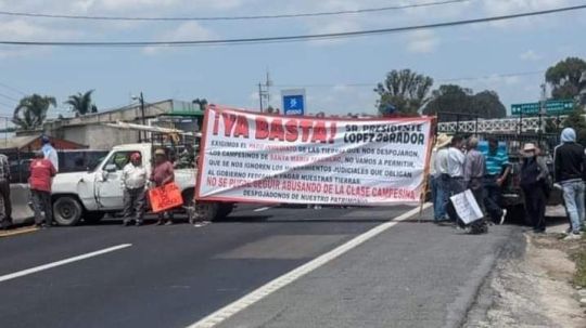 Exigen campesinos de Texcalac pago por tierra usada para carretera