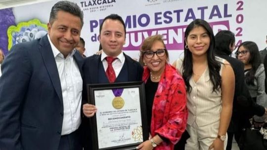 Entrega de premio a hijo de Pimentel evidencia cercanía e interés de Lorena en elección de Huamantla, señalan en redes