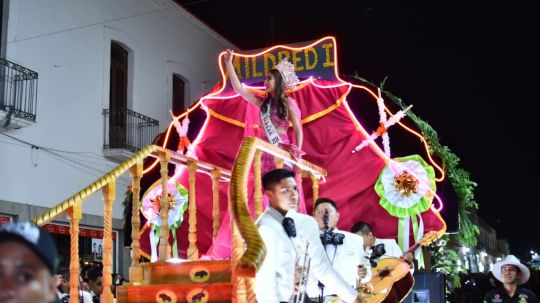 Las calles de Huamantla se transforman en un colorido festival durante el desfile de burladeros