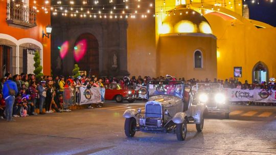 Tradicional desfile de carcachas engalana las celebraciones de la feria internacional del arte efímero y la dalia 