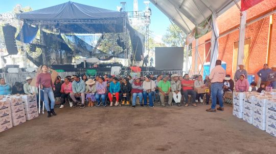 Sigue apoyando gobierno de Huamantla a la economía familiar con la entrega de paquetes de aves de traspatio