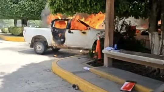 Normalistas de Ayotzinapa queman autos y vandalizan Congreso de Guerrero