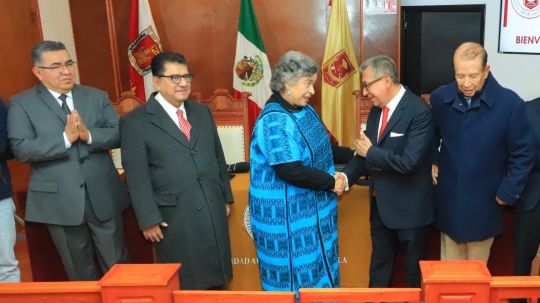 Rector de la UATx da la bienvenida a Beatriz Paredes como catedrática universitaria