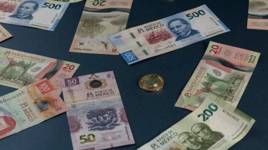 Peso se deprecia y BMV gana tras datos de inflación local