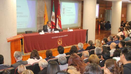 Promueve la UATx diálogo en su ciclo de conferencias