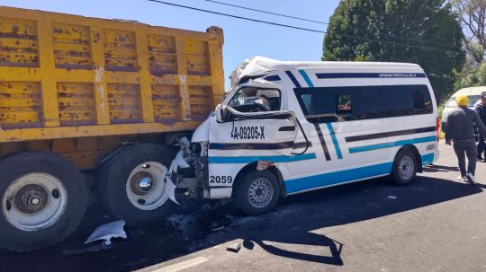 4 heridos deja accidente entre colectivo y torton