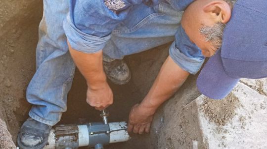 Capamh repara fuga de agua en el fraccionamiento Tierra y Libertad