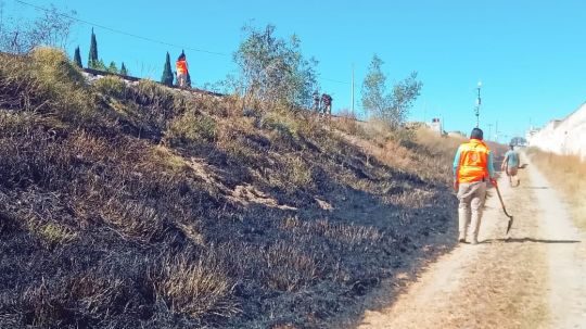 Protección civil de Huamantla sofoca incendio en pastizal