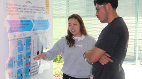 Presentan estudiantes de Maestría UATx práctica en manejo del inglés para acceder a información especializada