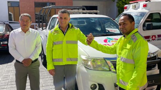 Entrega presidente Alfonso Sánchez García equipamiento a personal de la Coordinación Municipal de Protección Civil