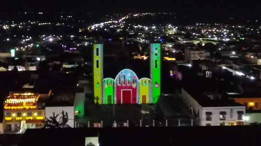 En una noche de alegría y música, inaugura el presidente de Huamantla Salvador Santos Cedillo la aldea mágica 2024