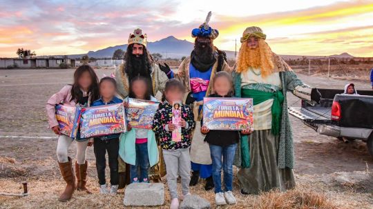 Niñas y niños de 25 comunidades recibieron ya la magia de los reyes magos acompañados de Chava Santos