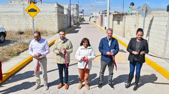 Recibe Salvador Santos Cedillo a gobernadora Lorena Cuéllar para inaugurar obra en colonia de Huamantla