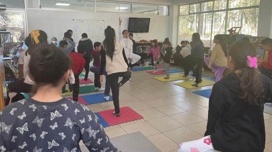 Exploran niños principios básicos de ciencia y toman clases de yoga en la UAIM de la UATx