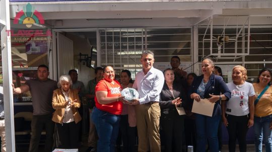 Beneficia presidente Alfonso Sánchez a escuelas de Atlahapa con entrega de suministros eléctricos