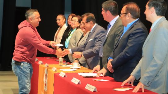 Rector de la UATx entrega bonos a trabajadores administrativos y de servicios del STUAT y STEIESET