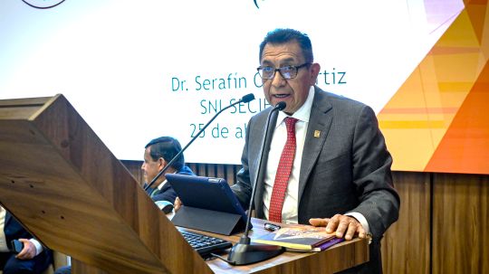Presenta Rector modelo educativo de la UATx en la UCSM de Arequipa, Perú