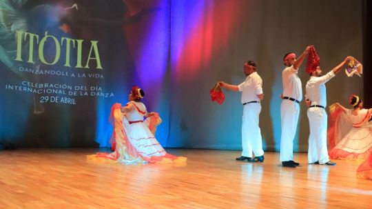Grupos artísticos UATx celebran Día internacional de la danza