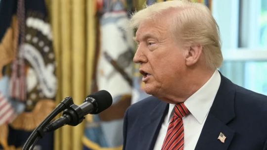 Trump califica de tonto sin idea al director de la Fed por tasas de interés en EU