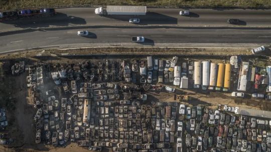 Queman miles de autos en corralón de BC tras dos semanas de matar a sus propietarios