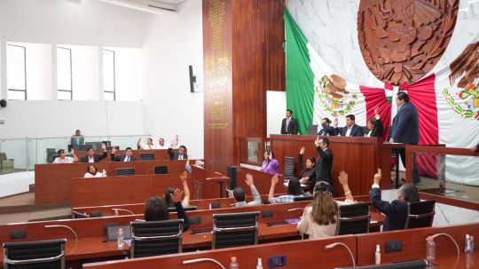Entrega LXV Legislatura reconocimiento, estímulo económico y presea 50 años por la educación al servicio del pueblo