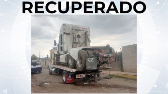 Policía municipal de Huamantla localiza tractocamión con huellas de desvalijamiento en Lázaro Cárdenas