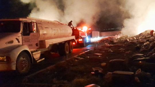 Áreas del ayuntamiento de Huamantla y bomberos se unen para sofocar fuerte incendio