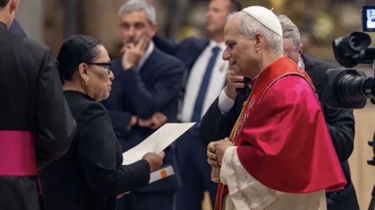 Entrega Rosa Icela Rodríguez invitación al papa León XIV para que asista a México