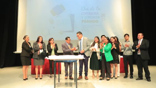 La tarea del Contador Público se refleja en la buena conducción de las organizaciones de la función pública: Rector UATx