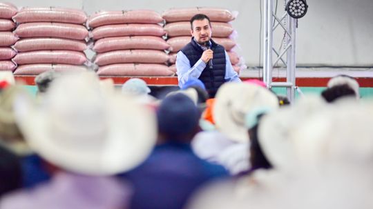 Salvador Santos Cedilllo apoya a los agricultores de Huamantla con 90 toneladas de semilla de avena mejorada