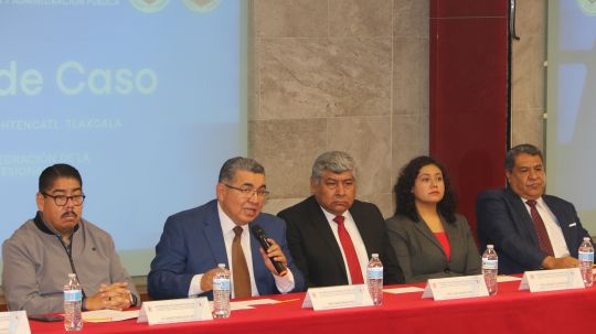 Estudiantes de Cipol UATx entregan resultados de encuesta de percepción de servicios públicos