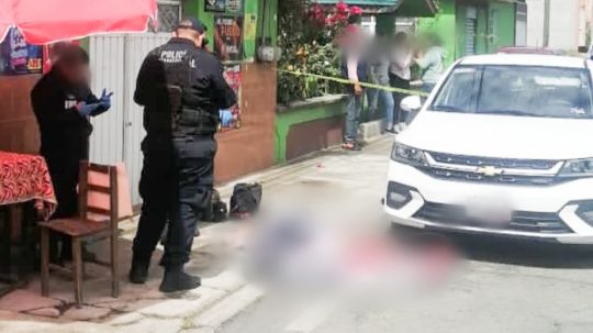 Atienden policía municipal y protección civil a hombre que cayó al colocar un anuncio