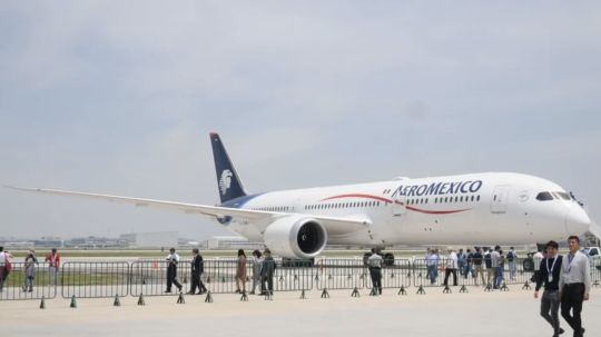 Sobrecargos de Aeroméxico aplazan huelga por 10 días
