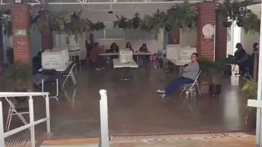 Hay más gente en el Mole Prieto que en las casillas: festejos derrotan a elecciones