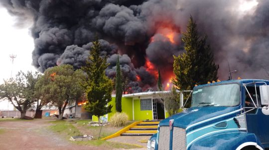 Incendio consume fábrica de pinturas en Tlaxco