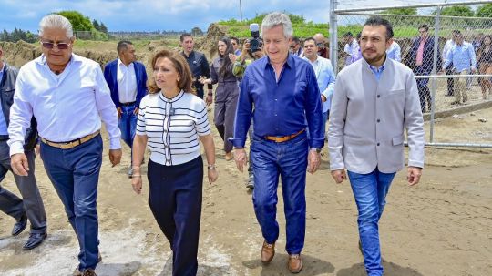 El presidente Salvador Santos Cedillo y la gobernadora Lorena Cuéllar ponen en marcha la planta avícola más importante