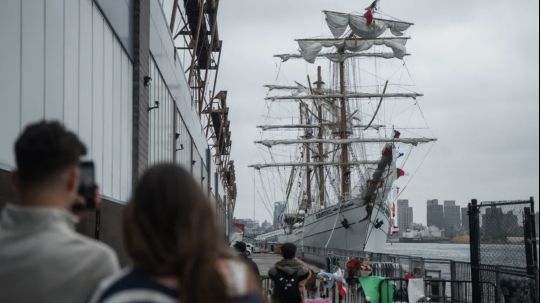 Buque Cuauhtémoc es trasladado al astillero de Brooklyn para trabajos técnicos de revisión tras accidente