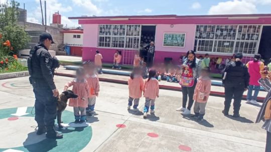 Policía municipal de Huamantla establece lazos de confianza con niñas y niños de San José Xicohténcatl